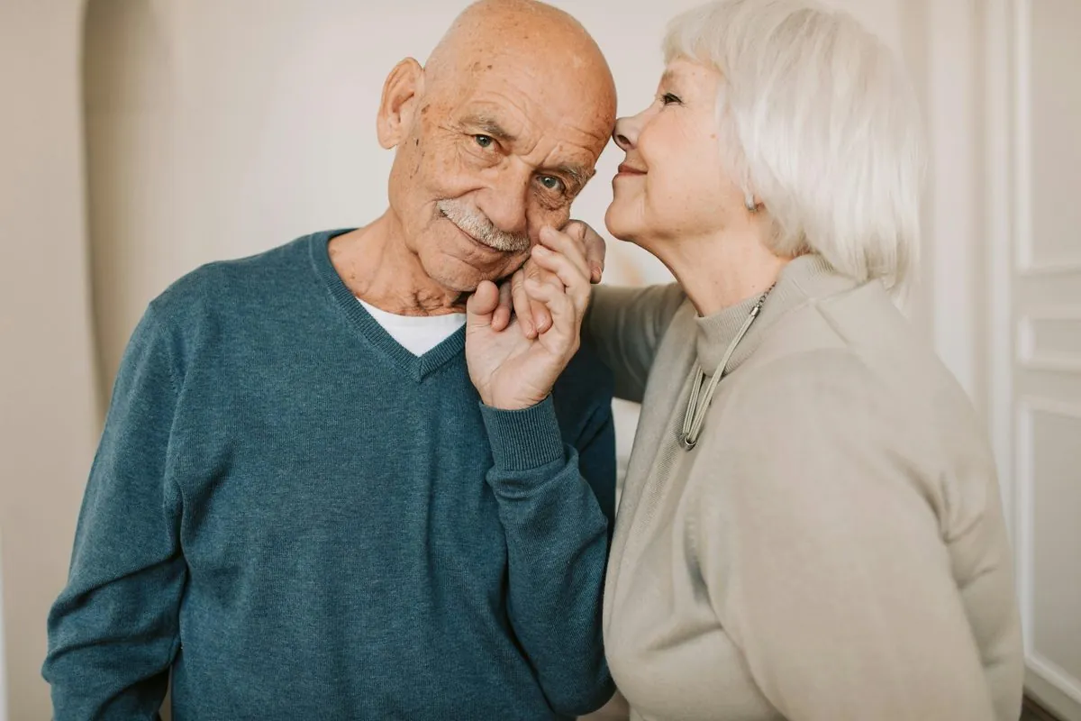 Una pareja mayor compartiendo un momento afectuoso e íntimo